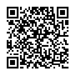 尖子生们非常警惕的在车队两侧跑动防止有攻击油罐车的二维码生成