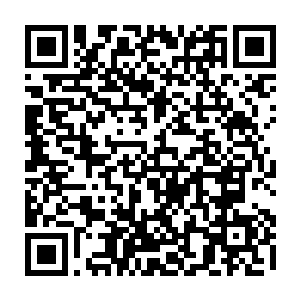 尤其金雨薇那两座凸起的双峰似乎有点无可避免地轻轻顶在夏云杰的胸口二维码生成