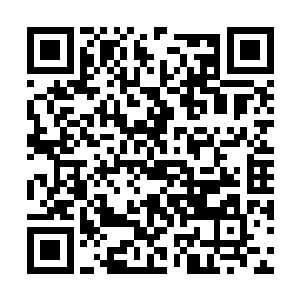 就从一个黑色的小口袋里掏出三个小小的钢铁骷髅二维码生成