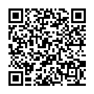 就像是迈进自家庭院一般从空间裂缝中信步走了出来二维码生成