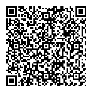 就在这时 房间的门口猛的传來一阵巨响 整扇门突然间被炸成了粉碎 一群穿着黑衣服带着面罩的男人 从正门冲了进來二维码生成