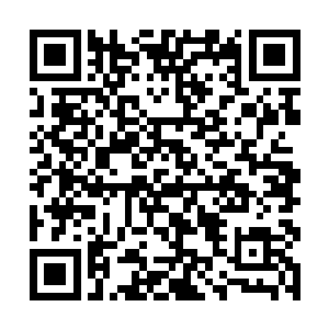 就是一个美少女穿着一身连体紧身衣在那里蹦蹦跳跳二维码生成