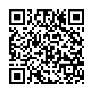 就是一位赤身巨人双手托住上一层平台二维码生成