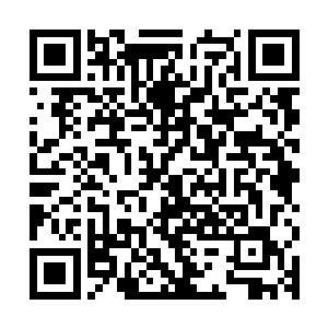 就猛然看到远处游艇上一个越楠海军士兵正举起手中的自动步枪二维码生成