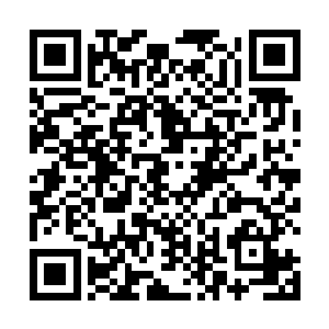 就用一种升降设备从舞台上方降下一个扮演神仙的演员二维码生成