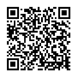 就看到一个一身充满凌然正气的金袍居高临下地看着自己二维码生成