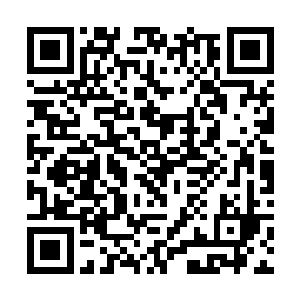 就看到一个身上散发着危险气息的男人出现在他面前二维码生成