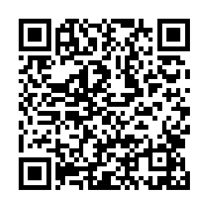 就看到不远处放在桌子上的水杯中的水突然主动浮上半空二维码生成