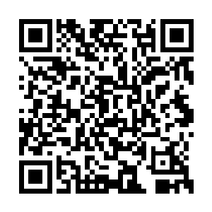 就看到了几个洋老外也跟着稀疏的人群往那边走二维码生成