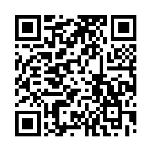 就看到人群中忽然有个穿着兜帽斗篷的家伙二维码生成