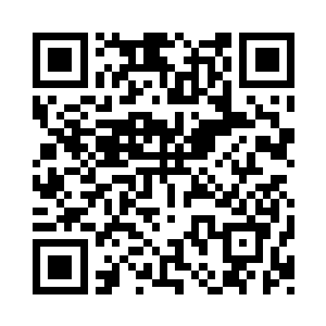 就看到他在纸上勾绘着一个女孩儿的轮廓二维码生成