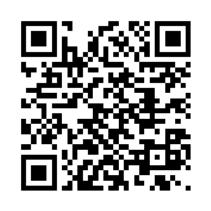就看见张璇和柳依娜坐在门口的床上二维码生成