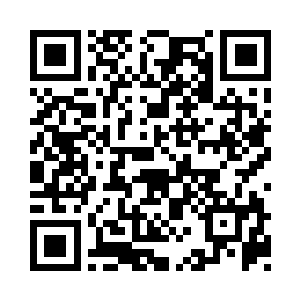 就看见这个被三个男人强行往出租车里摁的二维码生成