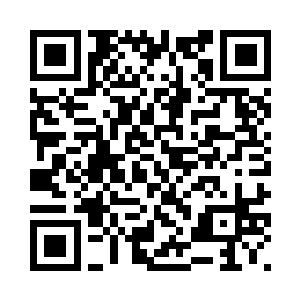 就算在更衣室里也不能只穿内衣吧二维码生成