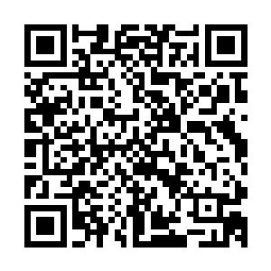 就见一个全身光溜溜的男人被拷在了高扬曾经坐过的铁椅子上二维码生成