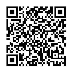 就见一个身穿深蓝竹叶秀才服的年轻人在风雪中稳步前来二维码生成