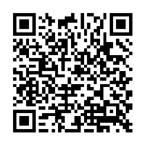 就见两个警察从外面压了一个三十岁左右的男人进來二维码生成