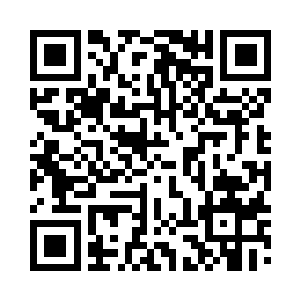 就见之前的那个红衣女子坐在位置上没站起来二维码生成