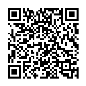 就见在不远一辆黑皮卡旁抽烟的金头发米尔顿扔了烟头二维码生成