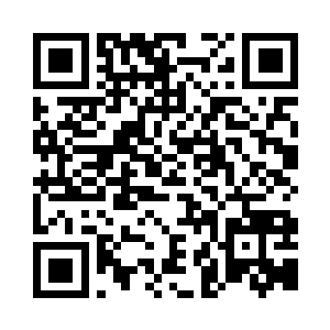 就见老太太一手扶着窗框一手捻着念珠二维码生成