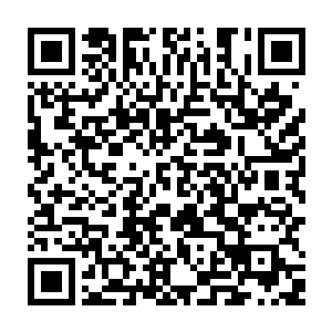 就这么直接伸手从劳伦的手中接过板手开始卸着上面的u型金属扣上锁死螺母二维码生成