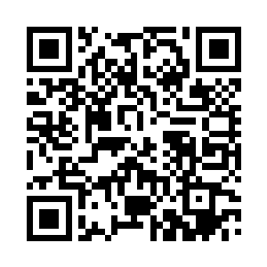 就连小区门口也都有几位西装男子守着二维码生成