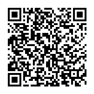 就连车身也被另一半火箭弹爆炸时给溅起的石块给砸得坑坑洼洼的二维码生成