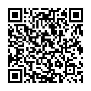 就飞快地拿着话筒朝着芝安一中的操场这边跑过来了二维码生成