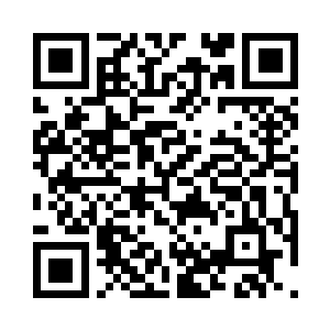 就鸣枪示警芮丹拿着那把乌黑锃亮的手枪二维码生成