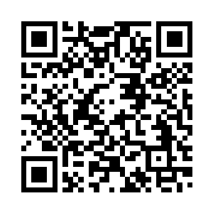 尹大发和身边的乡亲们亲切的聊着二维码生成