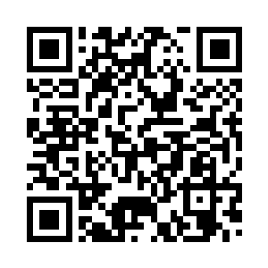 尹志韵嘴角含着笑意不去打扰二人二维码生成