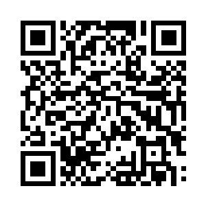 尼古拉斯在礼节性的祝贺完之后并没离开二维码生成