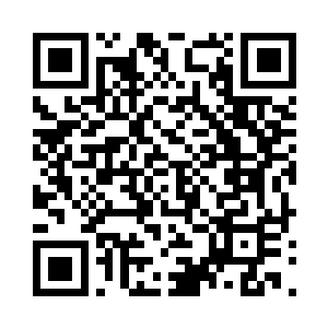 屋子里站着一个护士和一个穿白大褂的医生二维码生成