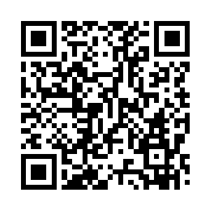 屋里投出来的灯光把影子拉得长长的二维码生成