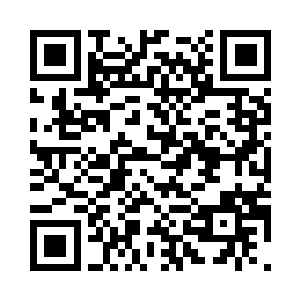 屏幕上浮现一张神情慵懒的英俊面孔二维码生成