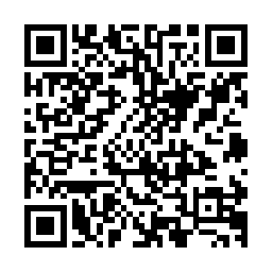 山上有一条从绝壁之中打凿出来的陡峭小道直通山下的大梁城二维码生成