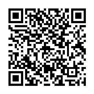 工人们把假牙融化取出金子打铸成一个质朴的戒指二维码生成