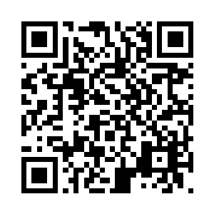 工作人员在参会高管们的茶杯里倒上热水后二维码生成