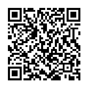 左右两侧的越野车和轿车就迫不及待的猛撞击往中间挤压奥迪二维码生成