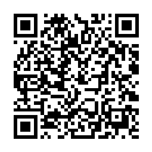 左右搂着两个女人的中年男人气冲冲地看着那只暗鸦二维码生成