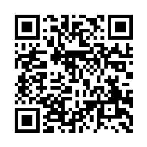 左少卿从小洞中取出一个装面粉的编织袋二维码生成