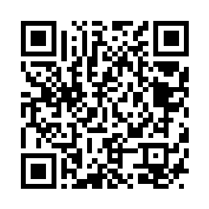 左手的手指上戴着颗硕大的红宝石戒指二维码生成