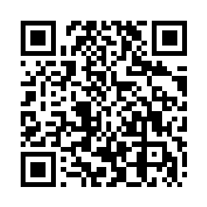 左手端着一杯快要喝完的热带综合水果汁二维码生成