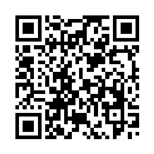 左手轻轻转动着绑在轮椅上的风车二维码生成