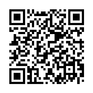 左手随意搭在冷寒烟身旁的栏杆上二维码生成