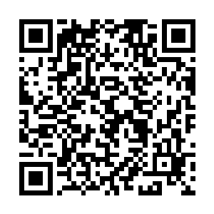 左眼透射出七丝细细的火线分别连接在七朵火焰之上二维码生成