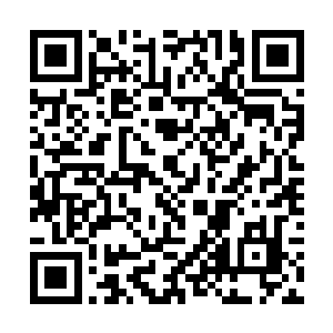 左脚脚踝上一根艳红的丝带系着三枚小巧的黄金铃铛二维码生成