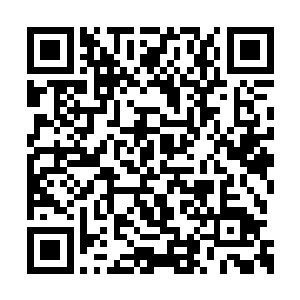 巨大身体急剧缩小眨眼间变成了小手小脚的侏儒二维码生成