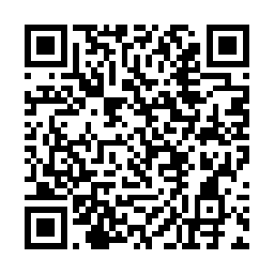 巨汉起身到楼梯口边桌子坐下兴致勃勃的玩手机游戏二维码生成