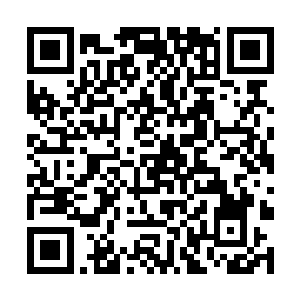 巫山神女穿着一条特别漂亮特别性感的黑色低胸短裙二维码生成